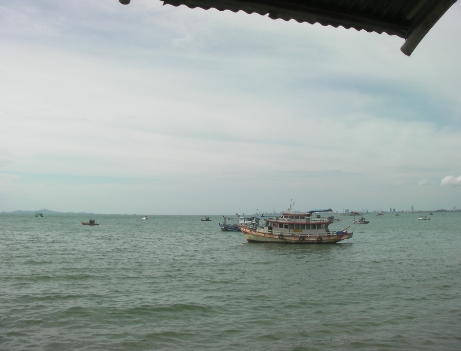 บรรยากาศริมทะเลของร้านริมหาด   เพลินตาดีเหมือนกันครับ