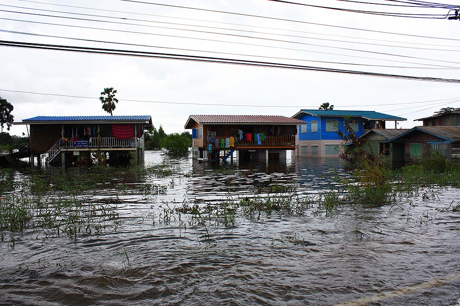 

 [b]อุทกภัยทางน้ำ

สร้างความเดือดร้อนให้กับชาวบ้านอย่างมากเลยครับ[/b] :sad: