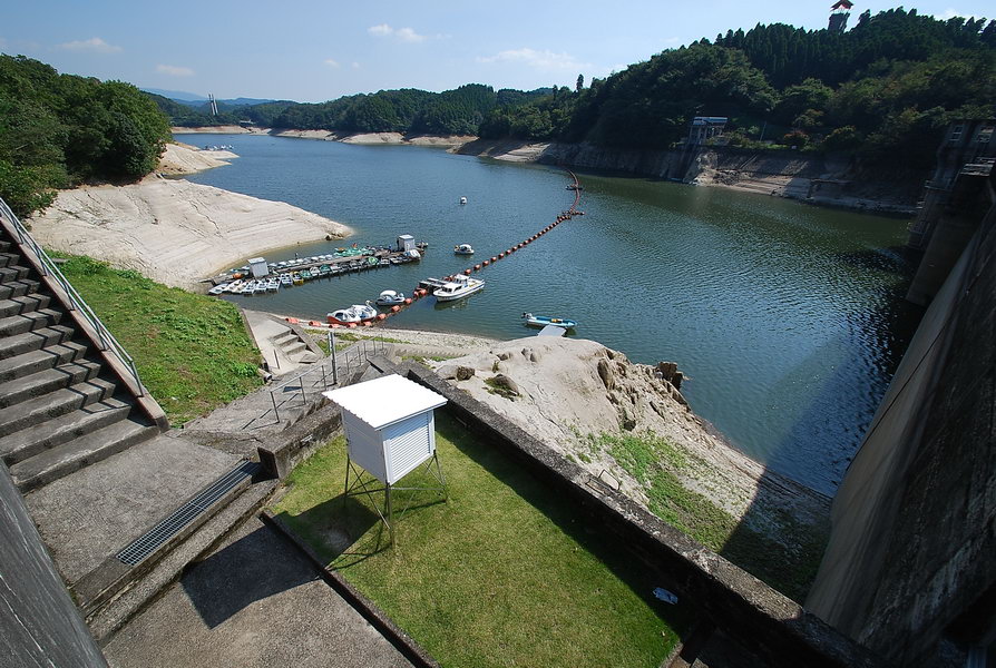 ถึงแล้วครับ Hokuzan Dam เส้นทางเล็กวกวนหน่อยนะครับ เก้าโมงพอดี มาครับขึ้นมาชมสภาพหมายกันก่อน   :cool