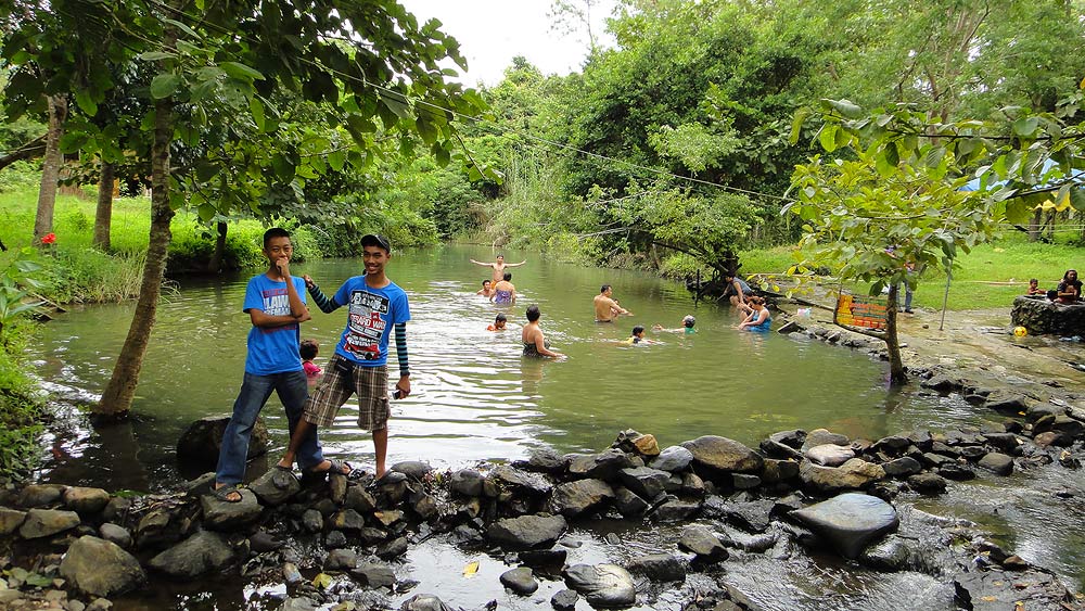 [center][b]แวะนั่งเล่น ที่น้ำพุร้อนก่อนค่ะ 