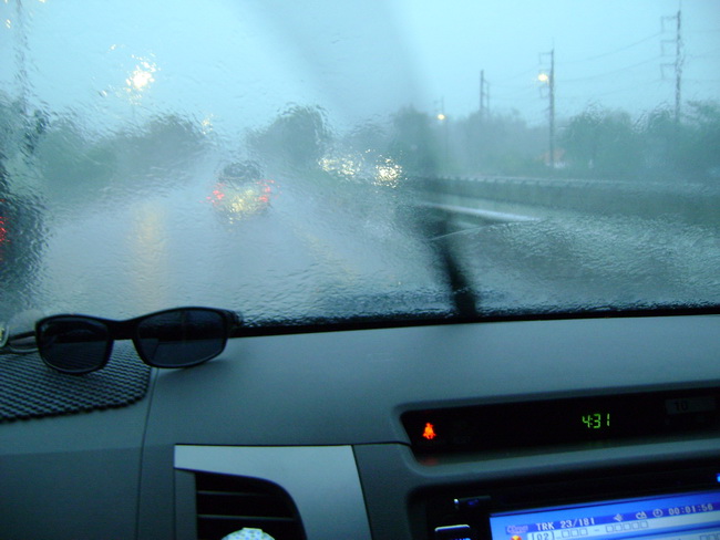  [b]ช่วงนี้ฝนตกแทบทุกภาคของบ้านเรา เพื่อนๆจะเดินทางไปไหน ขับรถกันด้วยความระมัด ระวัง นะครับ[/b]  :co