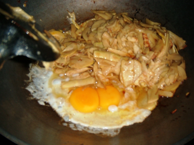 ใส่ไข่ลงไปอีกสองฟองครับ กะทะนี้ ใส่ไข่ทั้งหมดสี่ฟอง ไข่เยอะๆ ชอบครับ :umh: :umh: :umh: :umh: :umh: