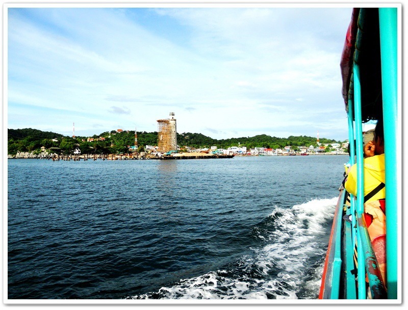  [b]พวกเรานั่งเรือมาใช้เวลาประมาณ 45 นาทีก็มองเห็นเกาะสีชังแล้วอยู่ข้างหน้าโน้นแล้ว[/b] :smile: