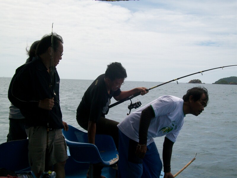 ปลามาอยู่ท้ายเรือ ท้ายเรือเก็บสายกันแทบไม่ทัน  :laughing: :grin: