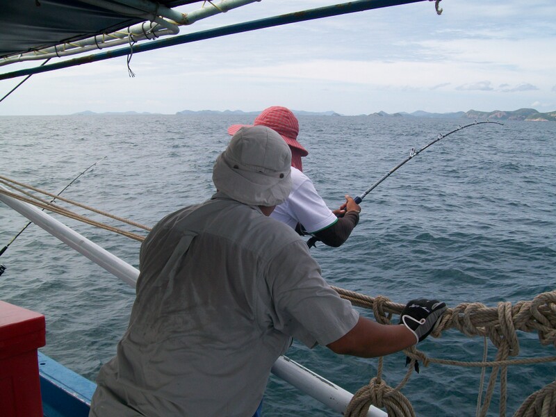 ปลามุดใต้ท้องเรือ ไต๋สมชายช่วยเอาปลาออกจากใต้ท้องเรือ  :grin: