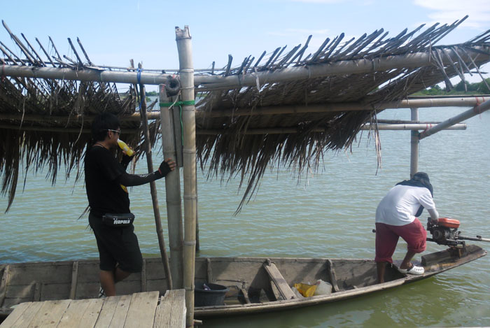 แต่พอมาถึงที่หมาย ก็เห็นเรือจอดอยู่ เลยคิว่า เอาะ ลองดูดิ เผื่อจะได้ปลาสาก กับเค้าบ้าง เห็นกัดจังเลย