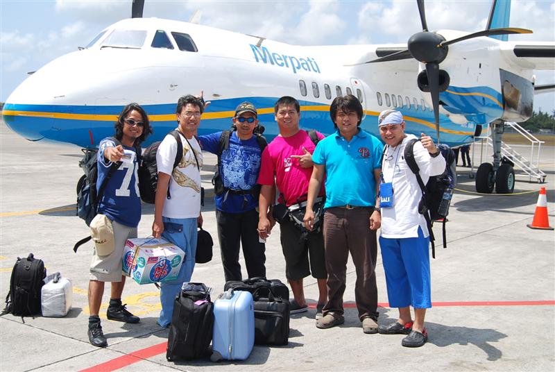 - ก่อนขึ้นเครื่อง สายการบิน Merpati Airline ในเครือ Garuda Airline ครับ
- ลำนี้ 60 ที่นั่ง...เต็มคร