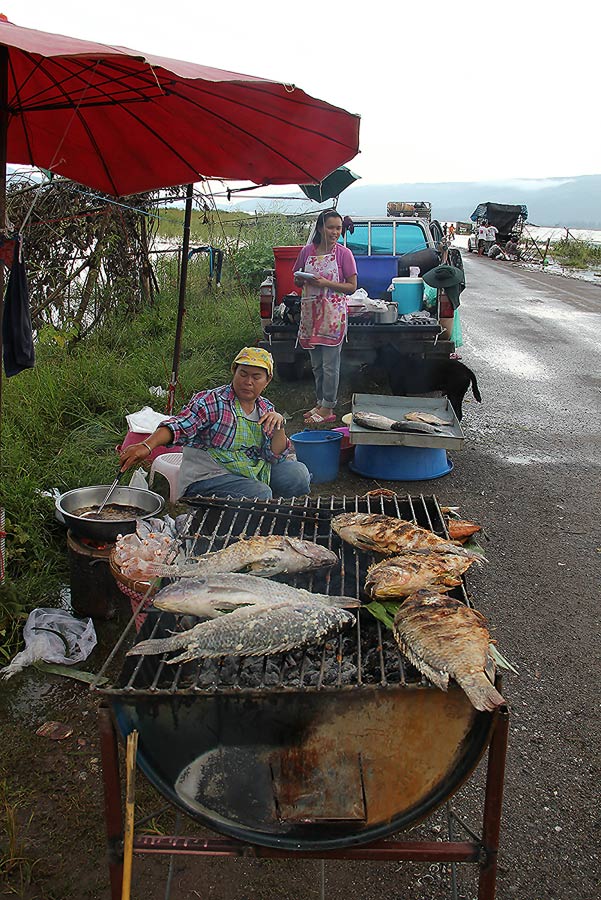 ระหว่างรอเรือ ก็เริ่มออกเดินสำรวจตลาด ค้าขายปลา ว่ามีปลาอะไร ให้ซื้อกินบ้าง เผื่อว่าจะแห้ว