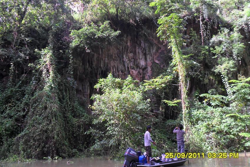 ข้างในมีน้ำตกด้วยครับ ตรงผาข้างๆมีเหทือนหินงอกหินย้อยเลยครับ