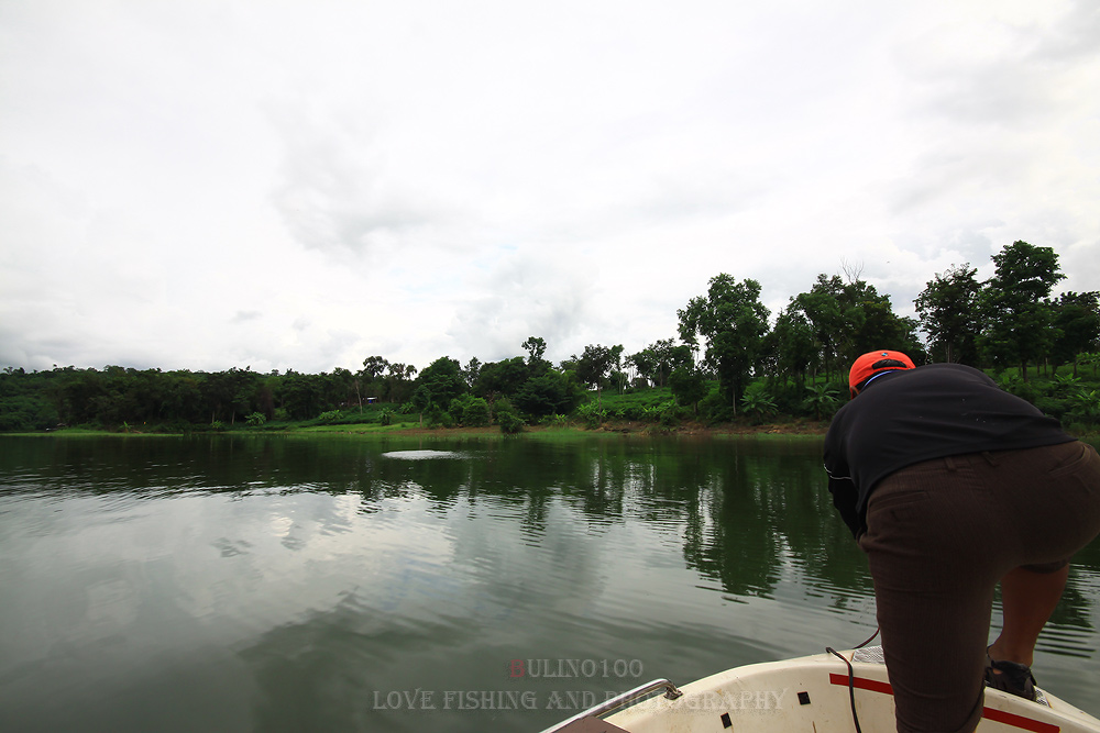 โน้นครับอีกฝุง  ดูคนอยู่หัวเรือนะครับ
 :laughing: :laughing: :laughing: :laughing: