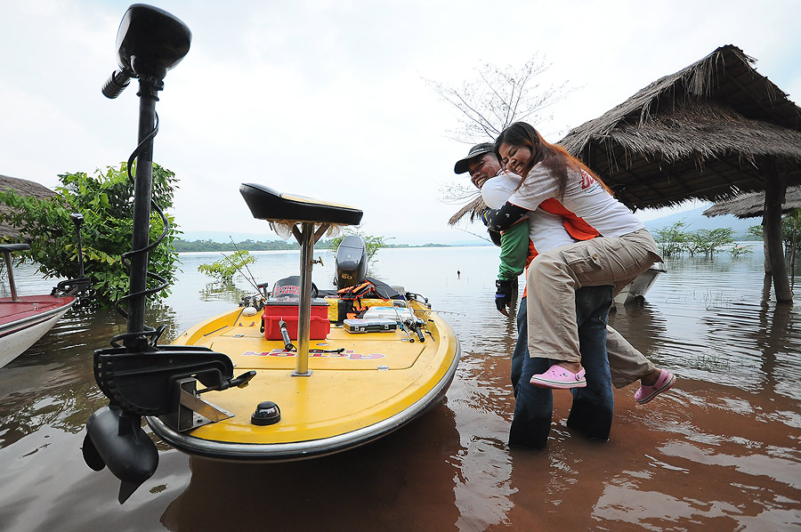 อูยยยยยยยย.........ถ่ายรุปนี้เองเหรอ ตอนนี้เค้าสวีทกันดีเนอะ เดี๋ยวพอลงเรือไปทะเลาะกันตลอด :laughing