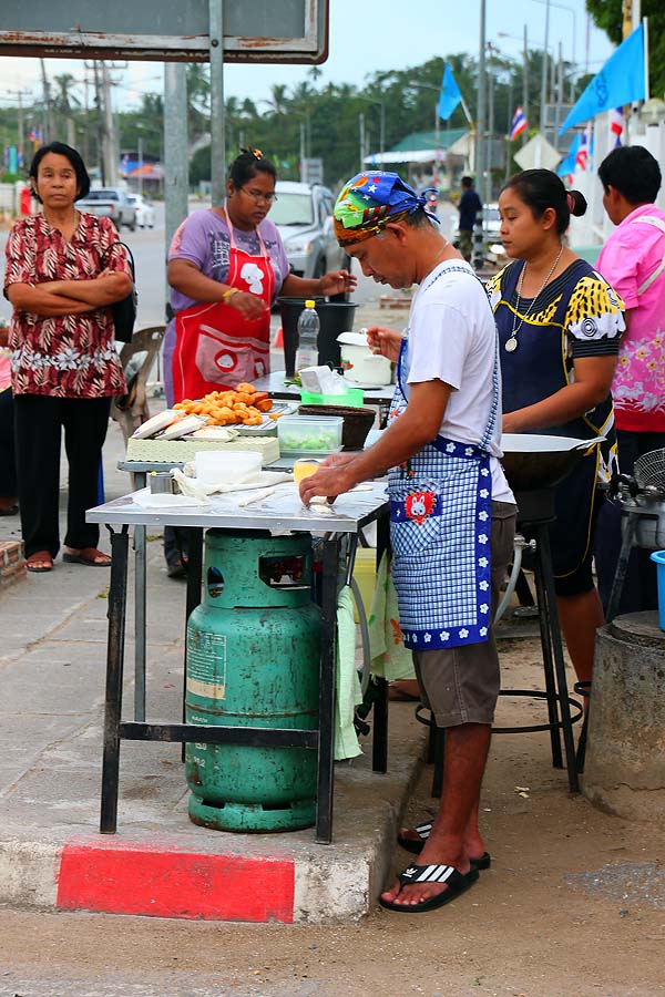 ถัดจากร้านหมูปิ้งก็มาเจอปาท่องโก๋ร้อนๆ พร้อมเครื่องเคียงเป็นสังขยาใบเตย  :umh: :umh: :umh: พ่อค้าเท่