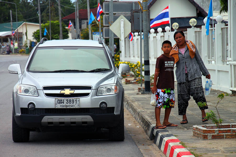 เจ้ากัปตันลูกชายยืนรอที่รถครับ