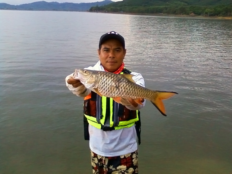 ผมแยกออกไปด้วยเรือยางซึ่งได้หยิบยืมมาจาก น้าโต ไอดี "หมูน้ำลึก" แห่งร้านอุปกรณ์ตกปลาหัวไทร เดินไกด