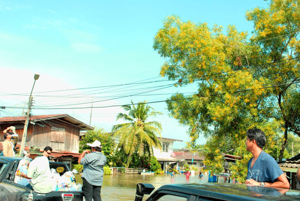 ชาวบ้านกำลังลุยน้ำออกมารับสิ่งของครับ.........................
------------------------------------