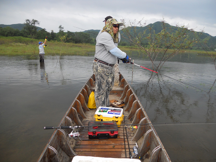 
     เรือลำผมไปกันสามหน่วย...... มี น้าใหญ่ น้าทวี น้าต่าย และผมอีกหนึ่งคร๊าบ    :love: