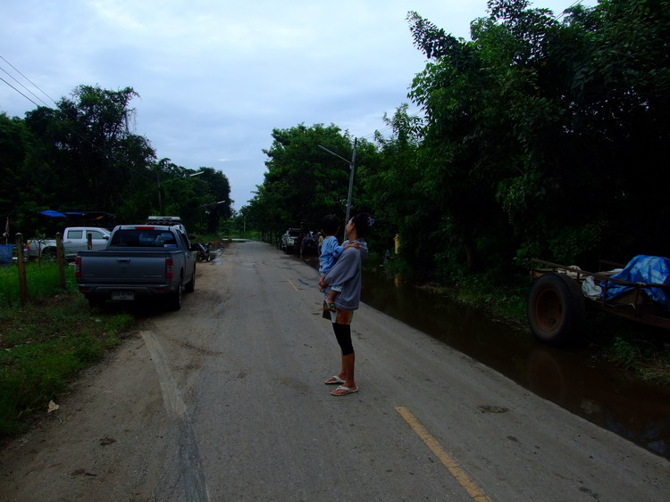 เช้าวันที่ 1 ต.ค ถนนในหมู่บ้านน้ำเริ่มท่วมสูง