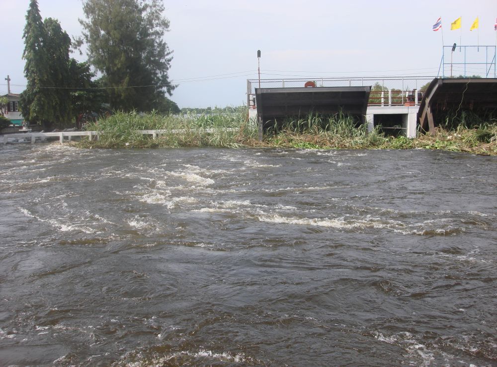 ด้านข้างเป็นประตูหลักที่สำคัญที่สุดของแม่น้ำลพบุรีตอนนี้รับน้ำไม่ไหวแล้ว