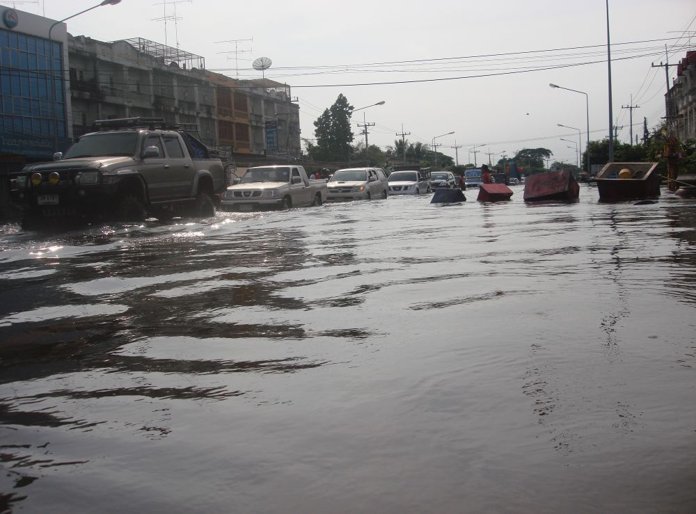 ถนนเส้นสุดท้ายจากสิงห์บุรีมาลพบุรีกำลังจะถูกปิดลงน้ำเริ่มขึ้นสูงมาก 