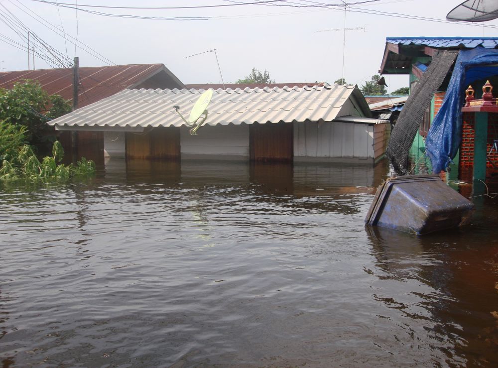 บ้านริมถนนครับไม่ใช่บ้านริมน้ำแบบผมน้ำยังสูงเท่านี้