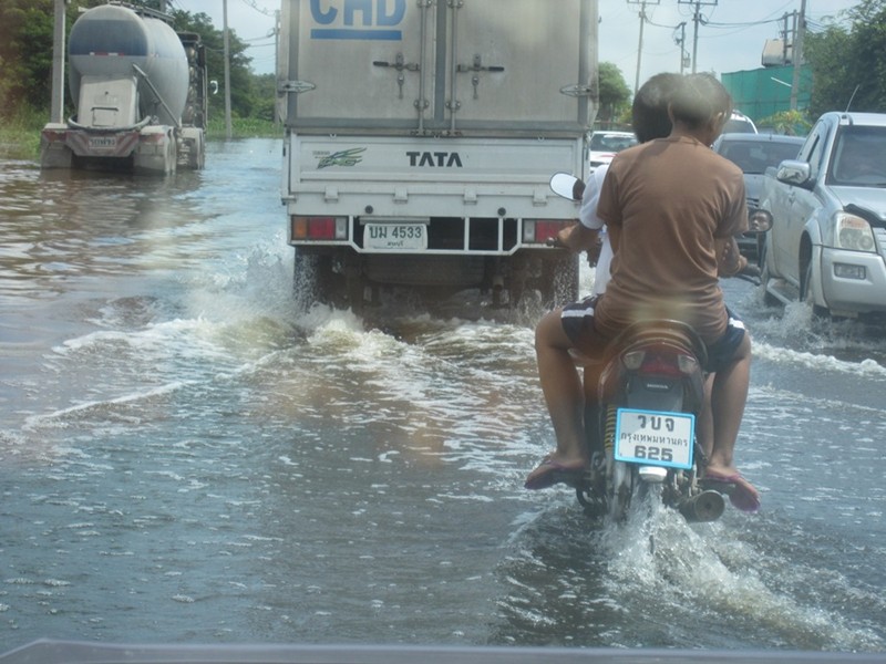 ที่วิ่งอยู่คือถนนสาย อ.อุทัย น้ำหลากข้ามถนนแล้ว