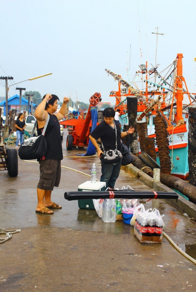 มามา  ช่วยกันเตรียมอาวุธลงเรือกัน สู้เว้ย !!