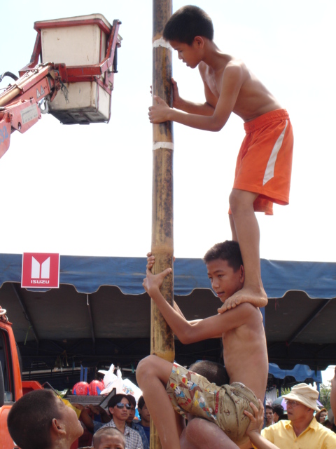 ปีนเสาน้ำมันกันครับ