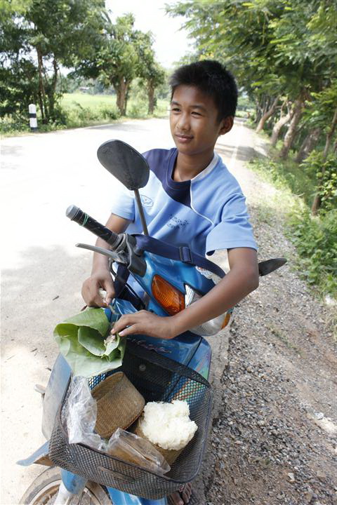 ออกบ้านกันตั้งแต่ตีห้าไม่เอาข้าวไปกินกัน

แมม.....เอ้ย.....กำเลย..........

ต้องซื้อข้าวไปให้กิน