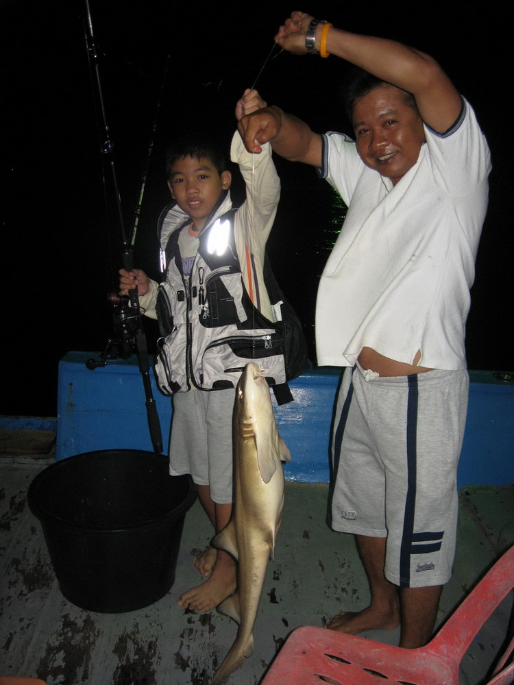  [center][b]สองพ่อลูกนักตกปลาครับ น้องภูมิซัดฉลามมาซะ[/b][/center]