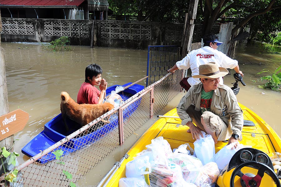 อีกฝั่งตะโกนเรียกออกมารับเองไม่ได้ไม่มีเรือ งั้นรอที่บ้านเลยเดี๋ยวขับไกด์เรือไปแจกให้คร๊าบบบ :grin: