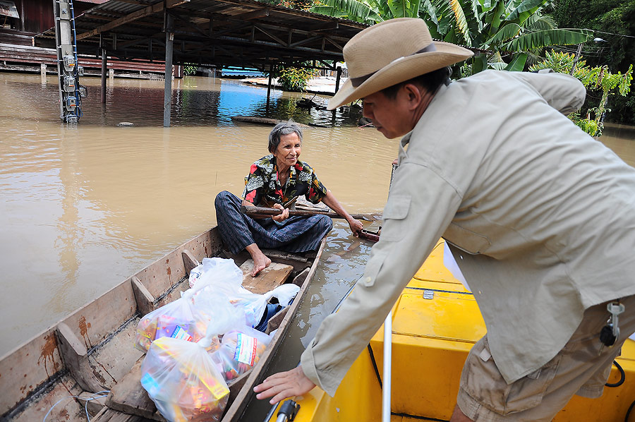 ยายท่านนี้พายเรือออกมารับถุงยังชีพแล้วบอกว่า......แลกเรือกับยายได้ไหมพ่อหนุ่ม.. :grin:
ได้คร๊าบยาย.