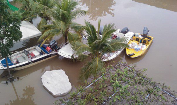 น้าท่านใดมีเรือ และจะมาร่วมแจกของเชิญมาพบกันได้ที่โรงแรมกรุงศรีริเวอร์ สะพานปรีดี จ.อยุธยา น่ะครับ
