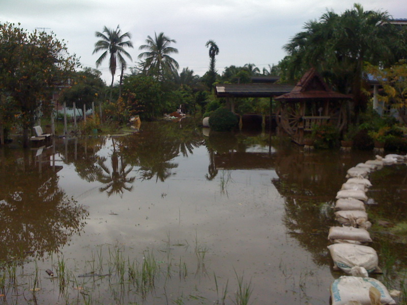 ด้านซ้าย โรงรถ ไปหมดแล้ว  :cry: