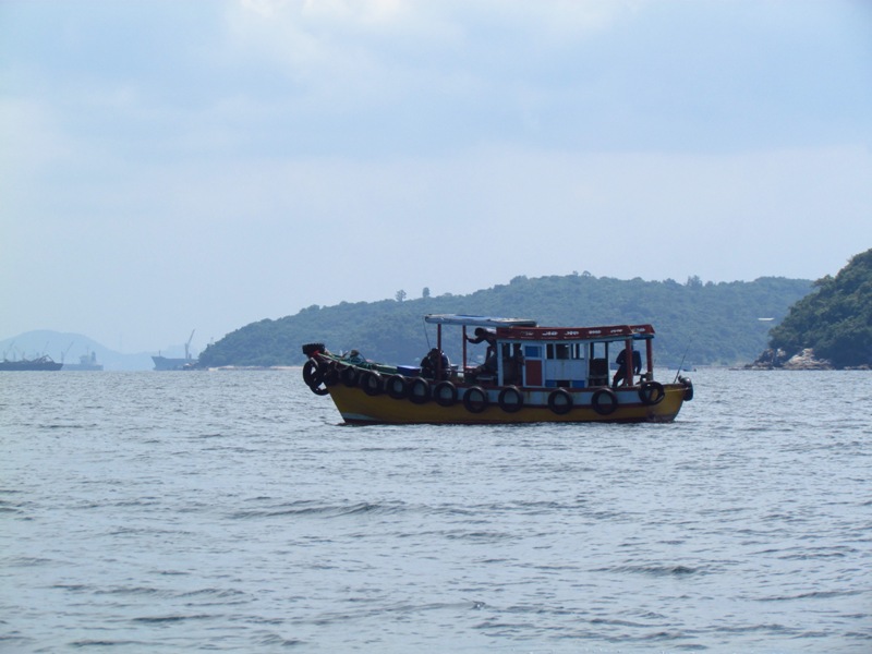 เรือลำเล็ก สีเหลือง ที่เคยมารอรับนักตกปลาที่กลางเล  ของเที่ยวเรือขามา ก่อนหน้านี้  ก็แวะมาลงเบ็ด อยู