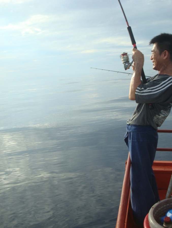 ตัดมาตอนเช้าของวันที่ 12 เฮียฮั้วกำลังอัดปลา ตอนเช้านี้ปลากัดเหยื่อดีมากวุ่นวายกันทั้งลำ ทั้งเหยื่อจ