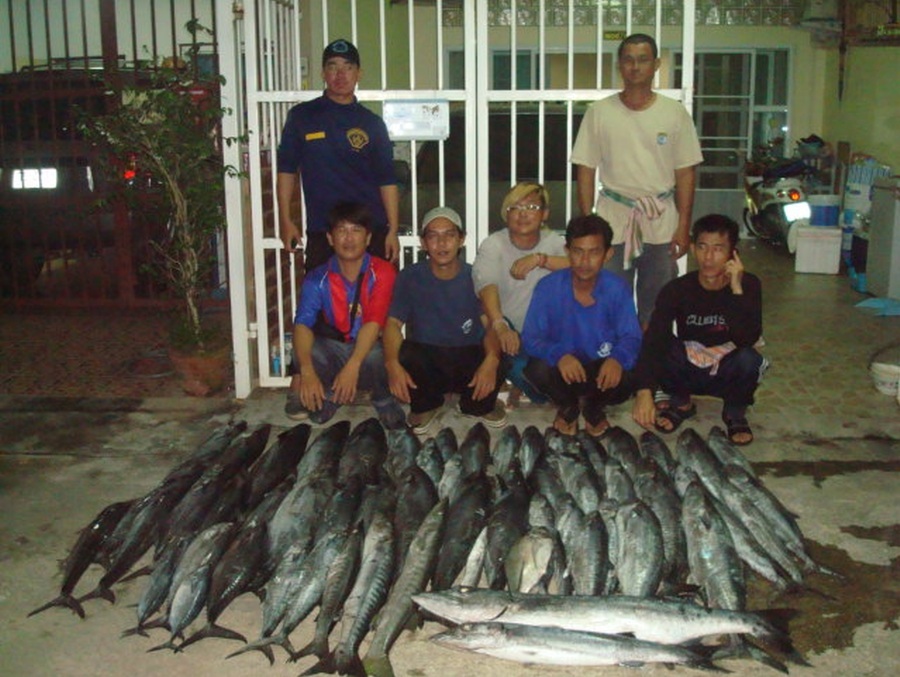ภาพปลารวม กับผู้ร่วมทริป นับจำนวนปลาทั้งหมด มีอินทรี 57 ตัว สาก 8 ตัว dogtooth 2 ตัว
ปลาโอ 10 ตัว ม