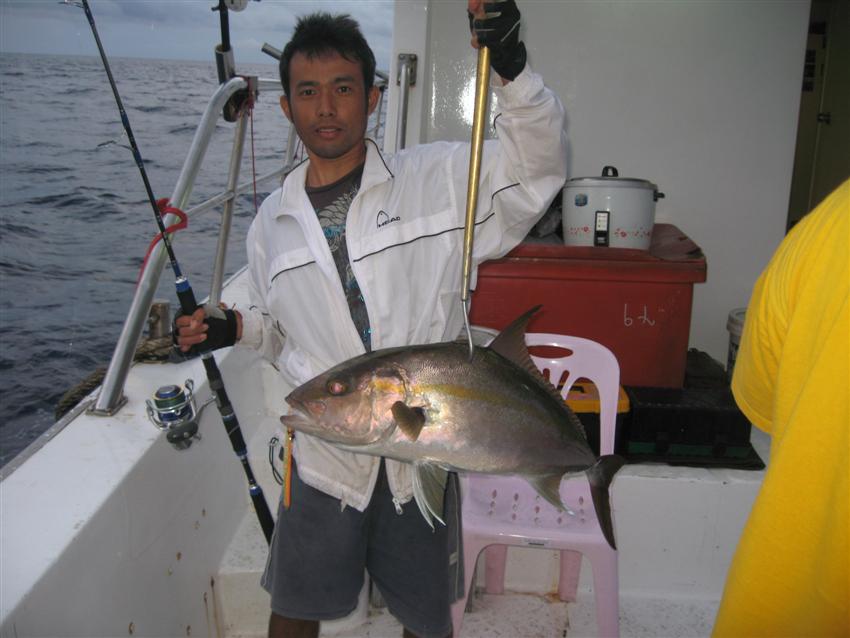 เช้าวันที่สี่  น้องโต  จิ๊ก เจ้าตัวนี้ขึ้นมาก่อนใครเลยครับ เจ้า Amberjack  