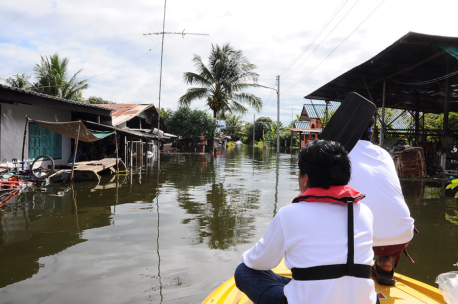 เข้ามาในหมุ่บ้านแล้ว เริ่มลงมือแจกกันเลย :grin: