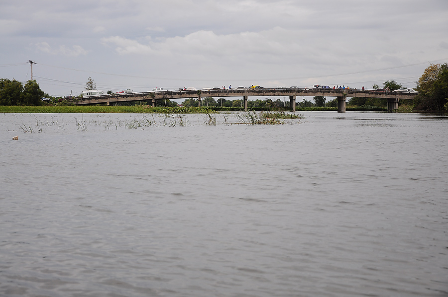 ขับเรือมาหน่อยเจอผู้คนอพยพมาอาศัยอยู่บนสะพานเยอะเหมือนกัน :grin: :grin: