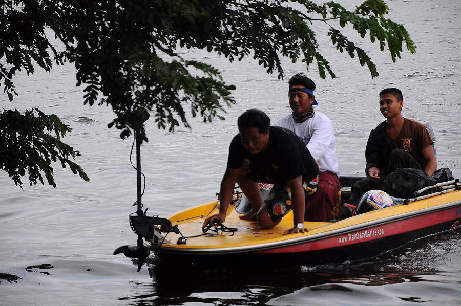 สาเหตุที่เรือล่มเพราะเค้าจะออกมาส่งน้องทหารคนนี้เข้ากรม เลยต้องขับเรือเล็กฝ่าลมออกมาทำให้เรือล่ม ทาง