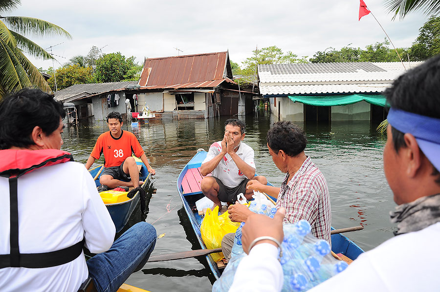 โหลดของมาอีกรอบวิ่งมาเจอหมุ่บ้านนี้เรือเราเข้าไปบางจุดไม่ได้ก็อาศัยฝากเรือเล็กต่อๆกันเข้าไป จุดไหนที