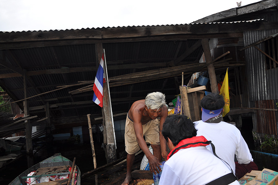 เลาะเรือมาเจอบ้านหลังนี้ต้องขอบอกว่า..น้ำใจจากผู้ประสพภัยที่มอบให้เรานั้นประทับใจไม่รุ้ลืม คือ..เราม