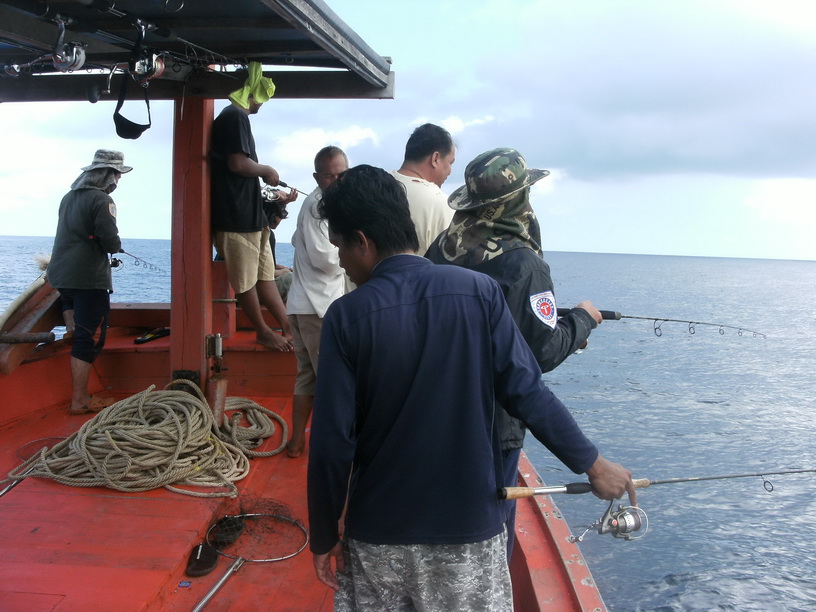 เต็มอยู่ที่หัวเรือ ปลากัดดีมากแต่หมดเวลาแล้ว ไต๋ยีต้องกลับไปรับแขกชุดต่อไป


