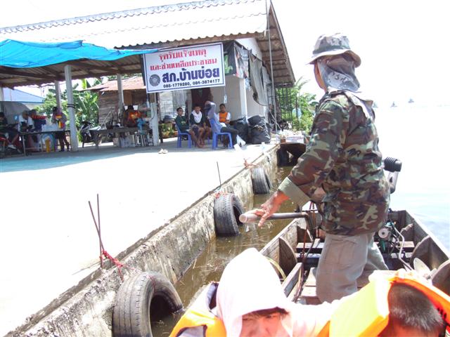 หลังทราบข่าวว่าพี่น้องชาวเรือจากเขื่อนเขาแหลมนำเรือมาช่วยผู้ประสพภัยโดยงบ อบต.บ้านเบิก