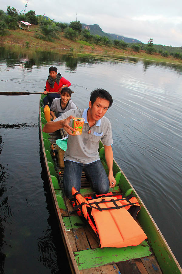  
 อีกสักภาพกับอาหารเช้าบนเรือของน้าเพชร...............:umh:


  :cheer: :cheer: :cheer: :cheer: