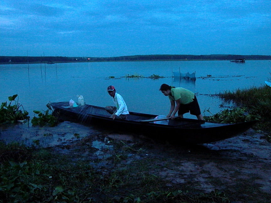 กลางคืนฝนตก เจ้าต่อต้องวิดน้ำออกจากเรือก่อนครับ
 :cool: :cool: :cool: :cool: :cool: