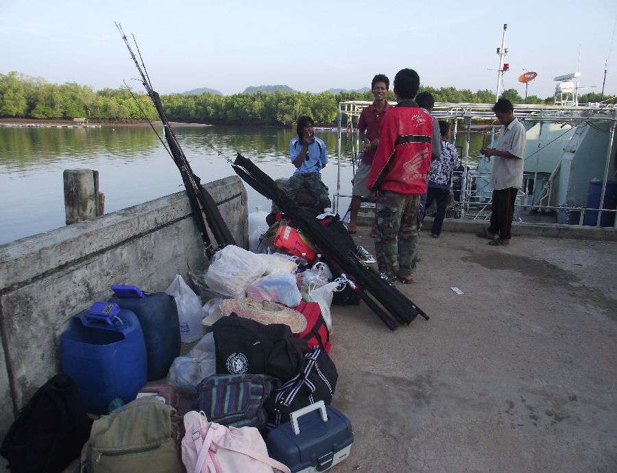 รอ รอ รอ เรือเล็ก มารับเพื่อไปขึ้นเรือนำเจริญ ซึ่งรออยู่ ณ ช่องเกาะเขาใหญ่