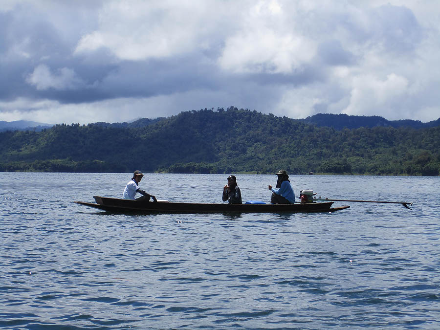 
   เรือน้าบิ๊กผ่านมาพอดี................ :cheer: :cheer: :cheer: :cheer: