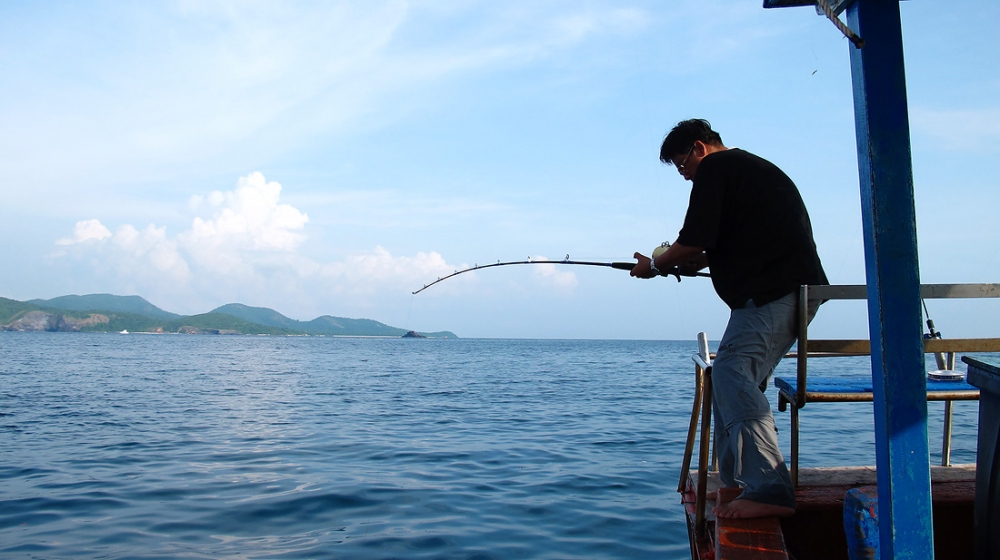 หันมาอีกที น้ารัด กำลังอัดปลาอยู่ท้ายเรือ