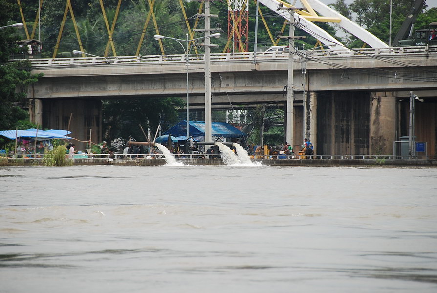 สรุปเส้นทางจากแม่น้ำเจ้าพระยาเราไม่สามารถนำเรือเข้าไปช่วยในเมืองได้เลยเพราะติดแนวคันกันน้ำ  :cheer: